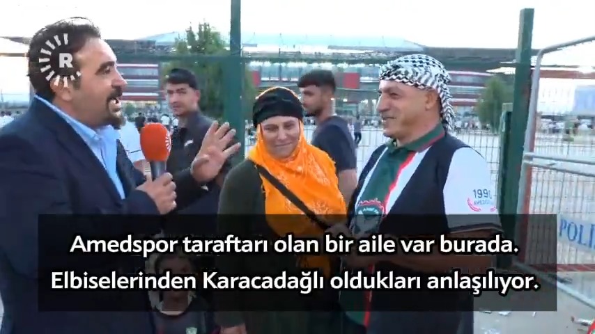 Karacadağ'dan gelen renkli Amedspor taraftarı aile... - Zinet Anne: "Maçı izlemek için passolig aldım." - Kızı Havin: "Amedspor maçları kaybedince annem ağlıyor." - Evin reisi Ekrem: "Amedspor kazansın, onu künefe yemeye götüreceğim." - Zinet Anne: "Künefe neye, ciğer olsun..."