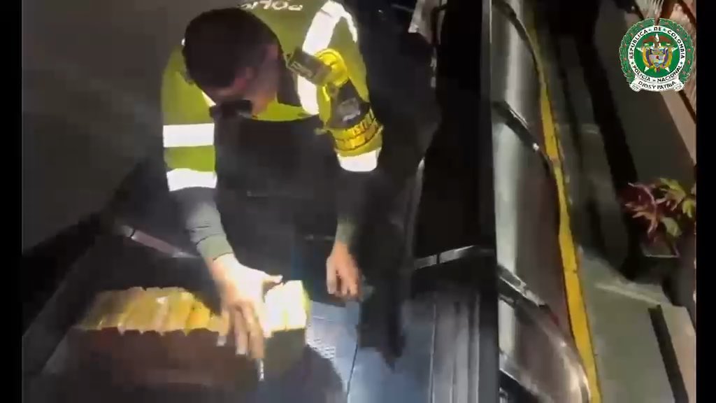 #EsNoticia | Una persona capturada y 650 kilos de cocaína incautados En La Tebaida, #Quindío, la Policía Nacional incautó 650 kilos de cocaína que eran transportados en un vehículo tipo cisterna, que cubría la ruta Palmira – Tocancipá. Durante el operativo fue capturada una persona por el delito de tráfico de estupefacientes y se logró la inmovilización del vehículo. #DiosYPatria