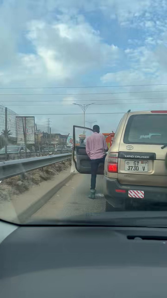 Dear @dvlaghofficial &amp; @ghpoliceservice this happened right infront of me at Baa Yard junction. For security reasons I couldn’t apprehend him but please this person shouldn’t go Scot free. Urinating on a highway 🤦🏽‍♂️🤦🏽‍♂️🤦🏽‍♂️🤦🏽‍♂️
