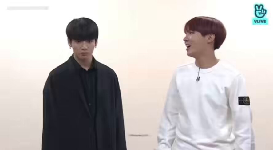o jimin falou e o jungkook rapidamente mandando ele ficar quieto enquanto o taehyung rindo e ele nem falou nada kkkkkkkkkkk não aguento com isso