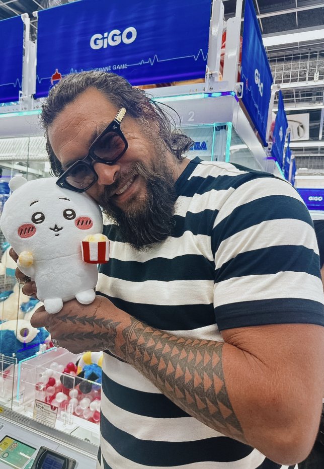 Jason Momoa vs. the claw machine. FIGHT! 👊 #StreetFighterMovie モモア vs クレーンゲーム #ストリートファイターザムービー