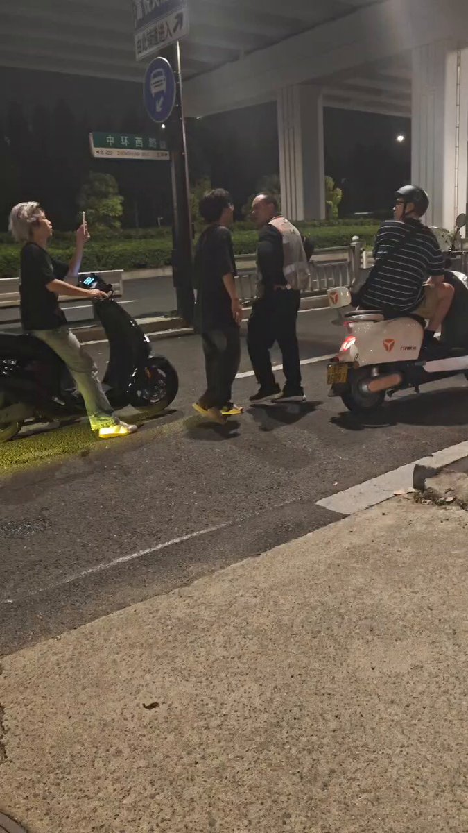 据说是嘉兴学院附近发生的 听说黑衣小年轻应该是没了 细狗精神小伙先手惹怒大叔 大叔最后一招制敌送其升天