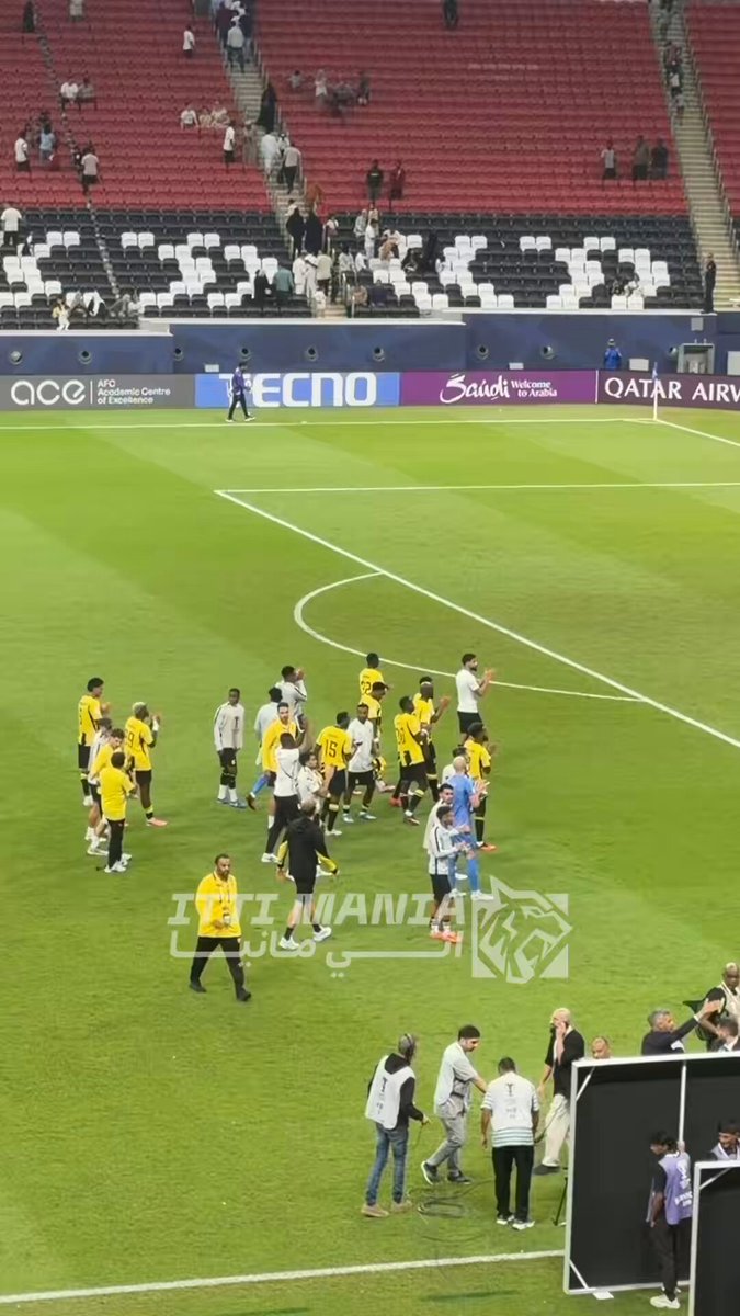 تحية متبادلة بين اللاعبين والجمهور بعد نهاية المواجهة 👏 #الاتحاد_الشمال