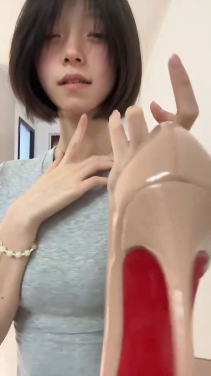 一边揉着胸一边抠……水声好大……啊……我好贱,好喜欢这样自慰想着被你干…#反差 #母狗 #女喘