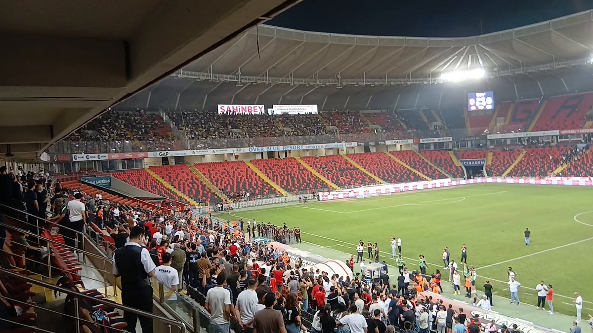Maçın bitiş düdüğü ile birlikte stadyumda Boynu Bükükler şarkısı çaldı.