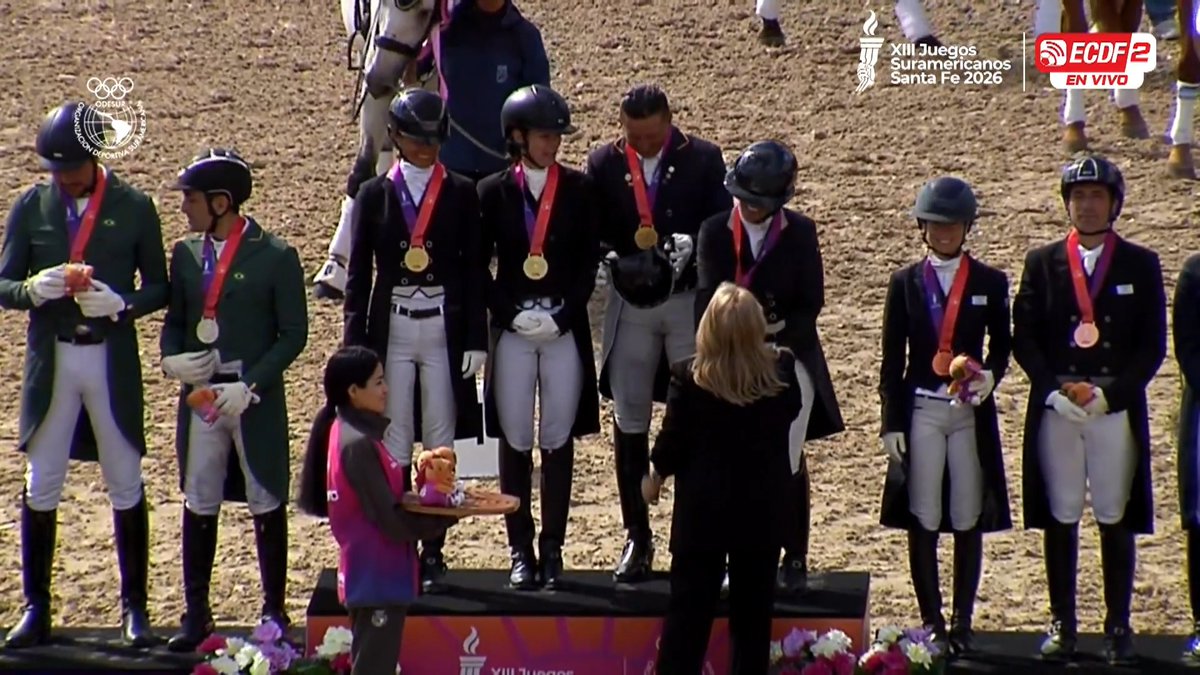 ¡ECUADOR RECIBE SU PRIMERA MEDALLA DE ORO! 🇪🇨🥇 ¡La primera dorada ya está en casa! 🥹 María José Granja, Franziska Klinkicht, Carolina Espinoza y Julio Mendoza se consagraron campeones en Adiestramiento Ecuestre en los Juegos Suramericanos Santa Fe 2026. 🏇🏻