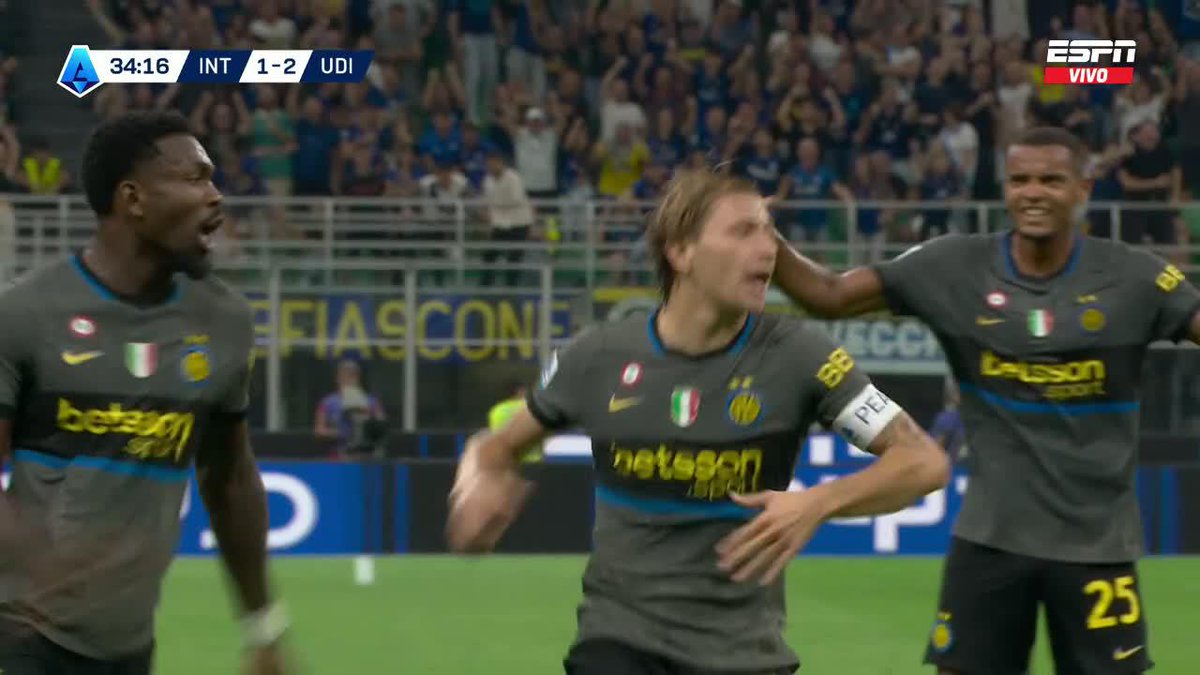 ¡¡HABEMUS REMONTADA DE LA MANO DEL CAPITANO!! Nicoló Barella gambeteó desde el piso y sacudió cruzado, para estampar el 2-2 ante Udinese. 35' PT y ya hay cuatro goles en el Giuseppe Meazza... PARTIDAZO. 📺 Mirá la #SerieA por #DisneyPlus Plan Premium