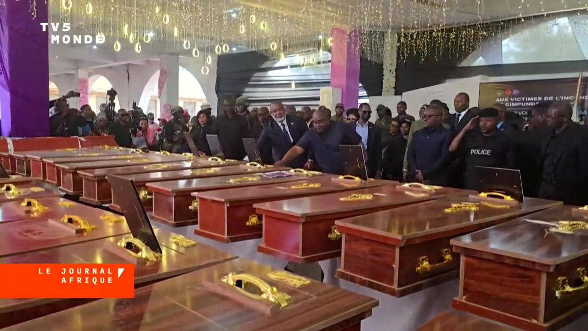 Dans l'est de la RDC, des familles et des proches étaient rassemblés ce lundi pour les funérailles collectives des victimes de l'incendie dans une école de Bukavu et de la bousculade qui s'en est suivie, le 11 septembre. L'UNICEF parle d'au moins 26 morts, surtout des enfants.