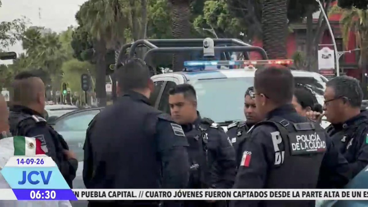 #Indignante || Pese a un violento pleito en plena Av. Juárez, donde un joven sometió a su amigo, elementos municipales y estatales se deslindaron, no detuvieron al agresor y los dejaron ir sin denuncia. 🥊🏻♂️ ¿Dónde queda la #seguridad?