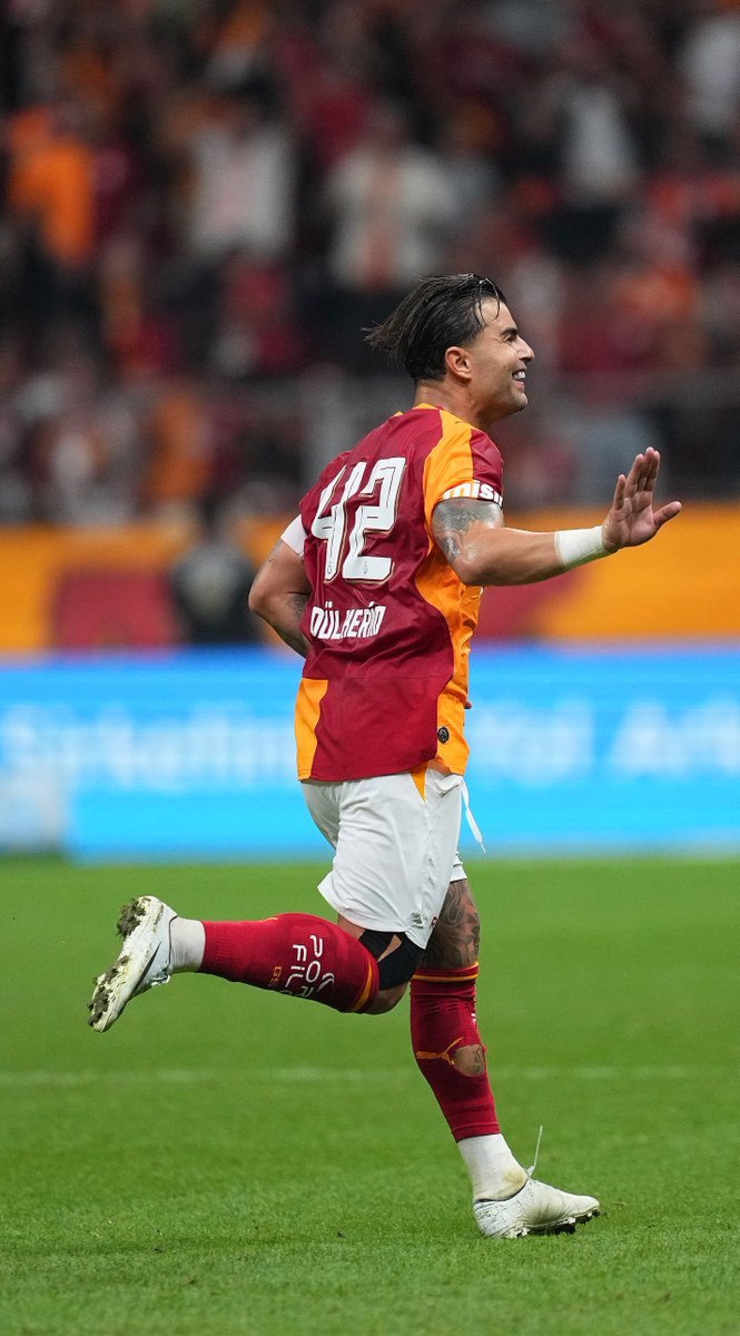 Uzak mesafeden golünü attı, ailesine koştu. 🫶 KAPTAN!