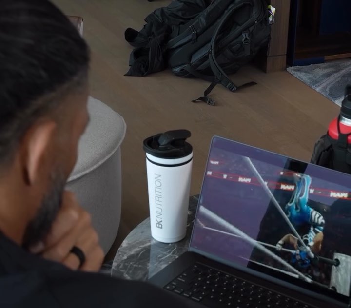 Roman Reigns studying Penta for tonight’s World Heavyweight Championship match ROMAN REIGNS HAS ARRIVED TO THE BUILDING FOR RAW TONIGHT #WWERAW