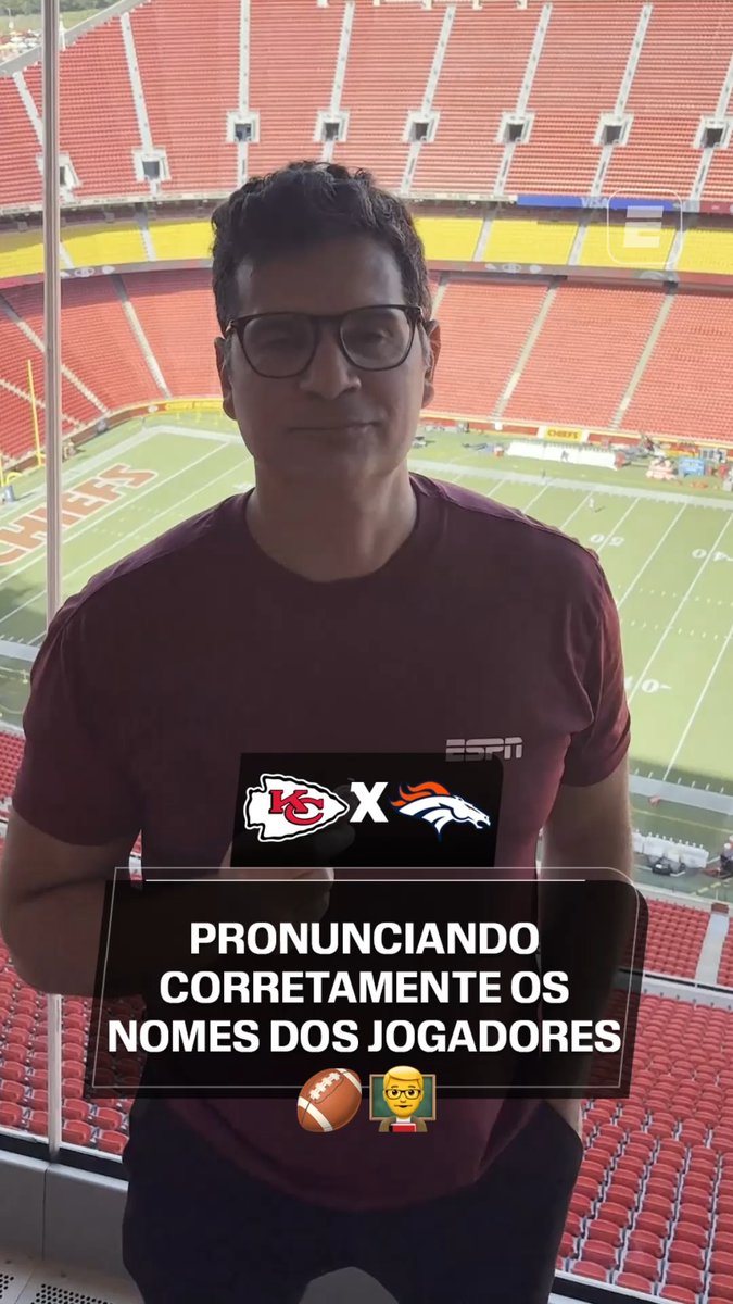 Nosso professor favorito, Teacher Paulo Antunes, está de volta para ensinar a pronúncia correta dos jogadores do primeiro Monday Night Football da temporada entre Chiefs e Broncos 🏈👨‍🏫 👉 Assista ao Monday Night Football entre DENVER BRONCOS e KANSAS CITY CHIEFS, nesta segunda (14), às 21h15, na ESPN pelo Plano Premium do #DisneyPlus! #NFLnaESPN #Chiefs #Broncos