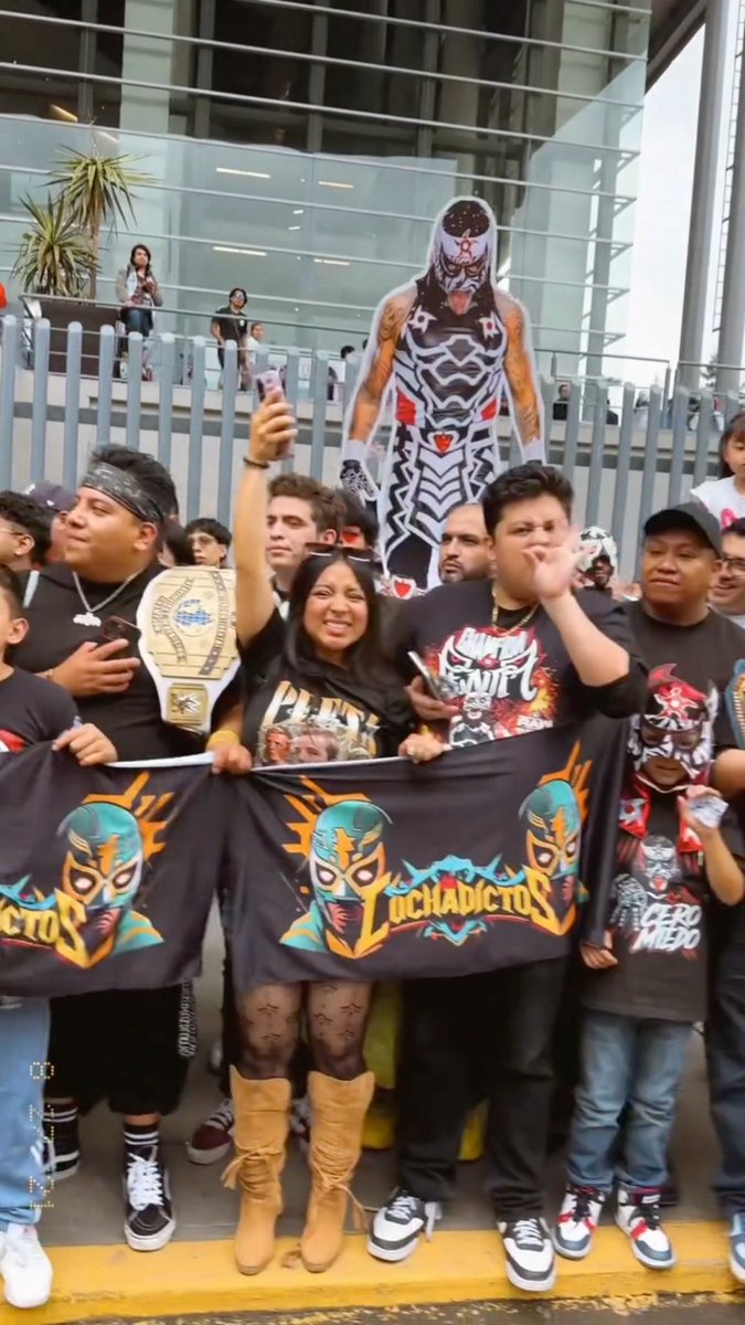 OUTSIDE THE ARENA IS LITERALLY NOTHING BUT PENTA MERCH AND SIGNS. I DON’T SEE ONE ROMAN REIGNS FAN IN SIGHT 😭 #WWERAW