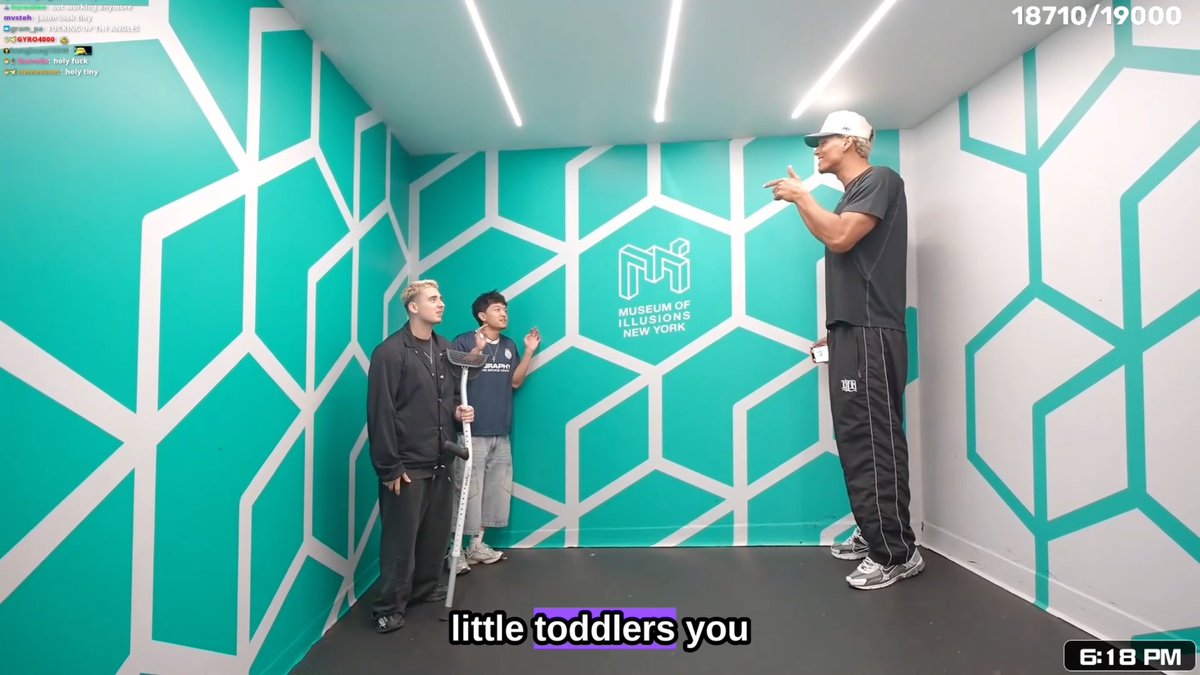 Jasontheween, Marlon & Lacy couldn’t believe their eyes after trying the ‘Ames Room,’ a distorted room that tricks the brain into making people appear to magically grow or shrink as they move from corner to corner at the Museum of Illusions in New York 😭👀