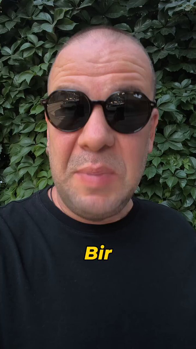 Bir ilişki uzmanı, kadınların finansal strese maruz kalınca aşk yaşayamadığını iddia etti: • Bir kadın para matematiği yapmaya başladığında kocasına, sevgilisine, yani aşkına harcayacak gücü kalmaz. • Bakın, bir kadın ay sonunu nasıl getireceğini, faturaları neyle ödeyeceğini, parayı nereden bulacağını düşünmek zorunda kaldığı an, o kadının beyni artık şefkat üretemez. • ⁠Bu bir kapris ya da katı yüreklilik değil. Dümdüz biyolojidir dostlar. • ⁠Finansal stres modunda beyninin bağlanma bölgesi durur. • ⁠Hayatta kalma içgüdüsü devreye girer. İçinde hayatta kalma savaşı veren bir kadın dışarıya karşı yumuşak olamaz. • ⁠Çünkü aşk huzurdan doğar. Hayatta kalmaksa gerginlik gerektirir; biri diğerini acımasızca öldürür. • Erkek yuvanın koruyucusudur. Eğer bir erkek kadınına hem maddi hem duygusal anlamda bir dayanak, sarsılmaz bir dağ olamıyorsa o kadının bedeni zamanla kendini korumak için sert bir zırha dönüşür. • ⁠İşte o zaman aşk biter. Geriye sadece faturaların, çocukların ve sorumlulukların döndüğü ruhsuz bir şirket mantığı kalır. • ⁠O kadın sevmeyi bırakmamıştır. Sadece sevgisini gösterecek dermanı, kalbinde gücü kalmamıştır. • ⁠Kadınların yaşadığı o geçmeyen baş ağrıları, uykusuzluklar, tahammülsüzlükler ve arzunun yok oluşu birer şımarıklık sinyali değildir. • ⁠O, sistemin aşırı yüklenmeden dolayı imdat çığlığıdır. Kendini güvende hissetmeyen, sürekli yoksunluk yaşayan bir kadına "Biraz daha güleryüzlü ol, biraz daha yumuşa" demek onun ruhuyla resmen alay etmektir. • Biliyorum, şimdi pek çok erkek yorumlarda "Saf aşk bitti, hepiniz çıkarcı olmuşsunuz" diye kazan kaldıracak. • ⁠Ama gariptir ki o erkekler gider, paranın peşinde koşan kadınlara seve seve avuç dolusu para dökerler.
