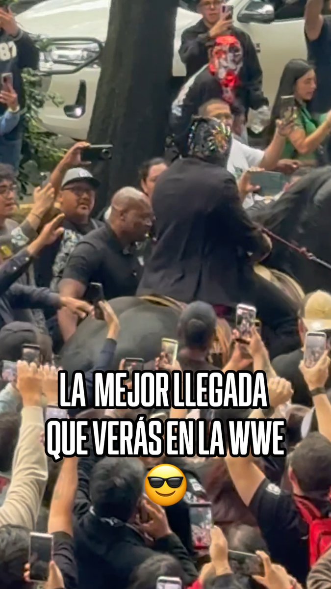 ¡PENTA LLEGÓ EN CABALLO A LA ARENA CDMX! 😎 🇲🇽 La locura que causó la estrella mexicana en su entrada para la lucha por el Campeonato Mundial de la WWE. 💥 "Ole, Ole, Penta, Penta".