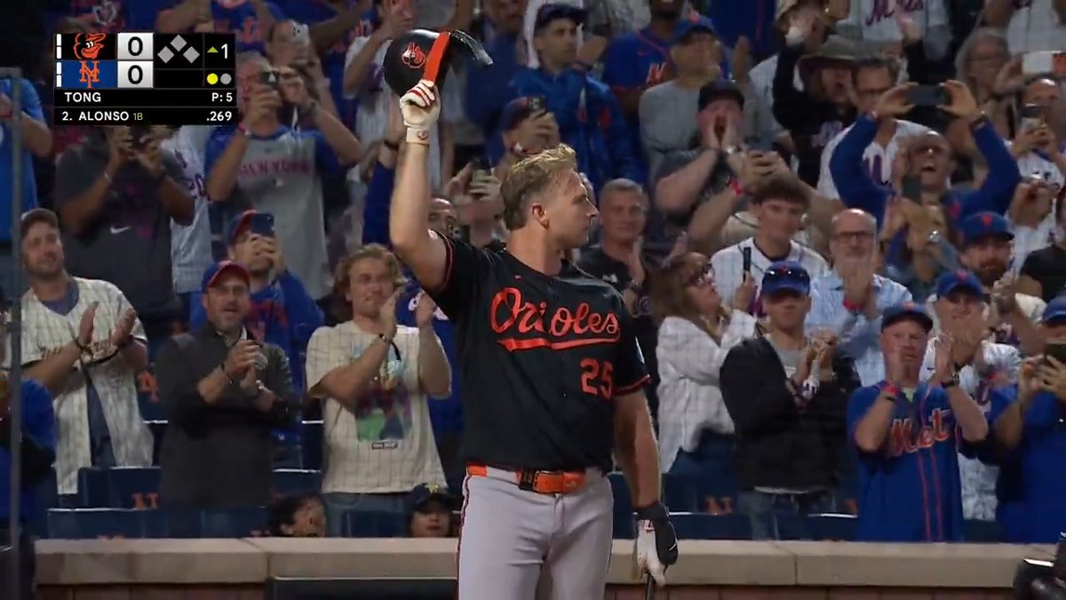 The Polar Bear gets a warm welcome in his return to Citi Field 🥹