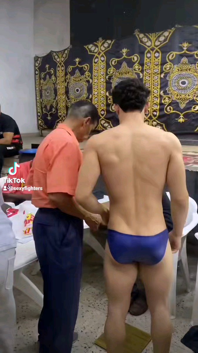 Un Twink con slip azul