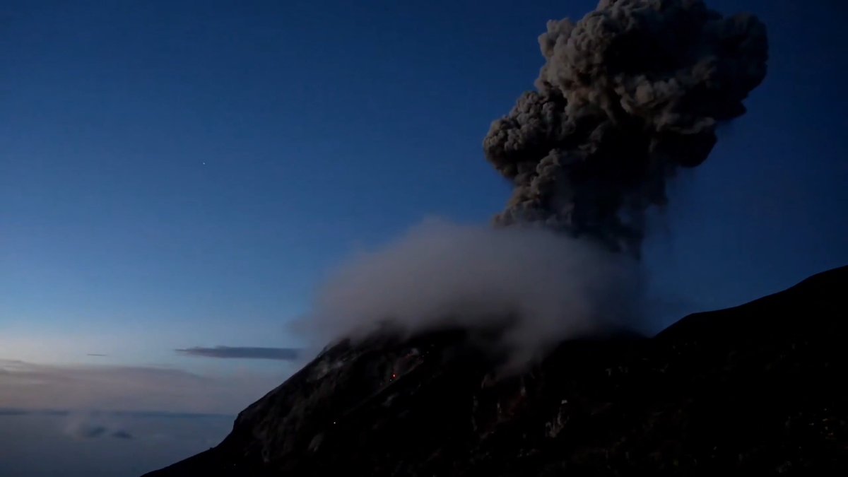 Así fue como el #streamer mexicano Adriano Zendejas, conocido como “Maestro Shifu”, registró el momento exacto en que el Volcán de Fuego en #Guatemala hizo una #explosión mientras subía el Acatenango. La escena quedó registrada durante una transmisión en vivo que realizó en su cuenta de #Kick, aunque el video ya no está disponible en la plataforma.