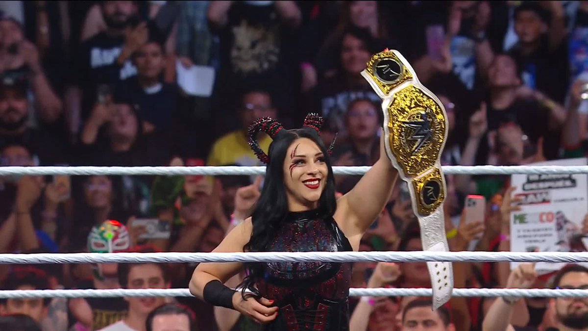 La nueva Campeona Mundial Stephanie Vaquer está aquí en #WWERaw ☝️👩🦰🏅🇨🇱
