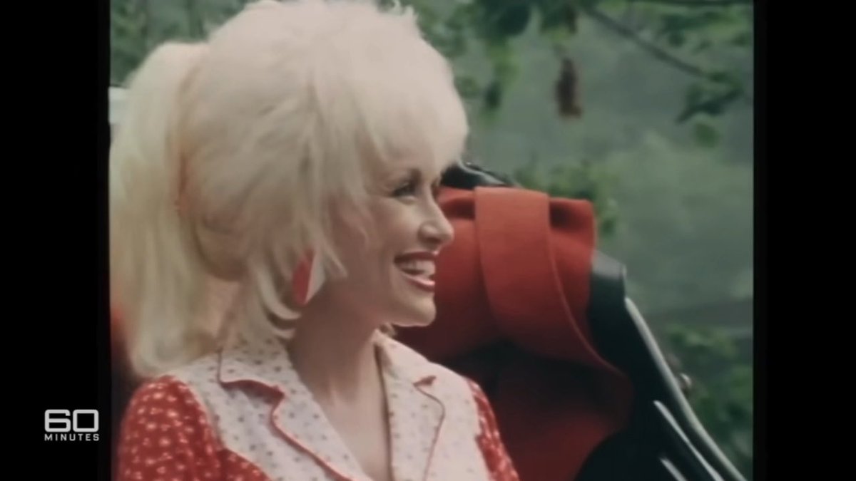🦋 Flashback to 1986: Dolly opens Dollywood! And this one is a trip… Dolly giving us a front-row look at when the park opened. Rides, crowds treating Dolly like royalty, a little “9 to 5” onstage… and a bit of quintessential Dolly humor. 🇦🇺 Australian TV: So Dolly explains the “Hollywood” sign. ⏱️60 Minutes Australia 🇦🇺 🎤 Interviewer: Mike Munro — May 3, 1986 | Dollywood’s Grand Opening Watch to the end. 😉🤍