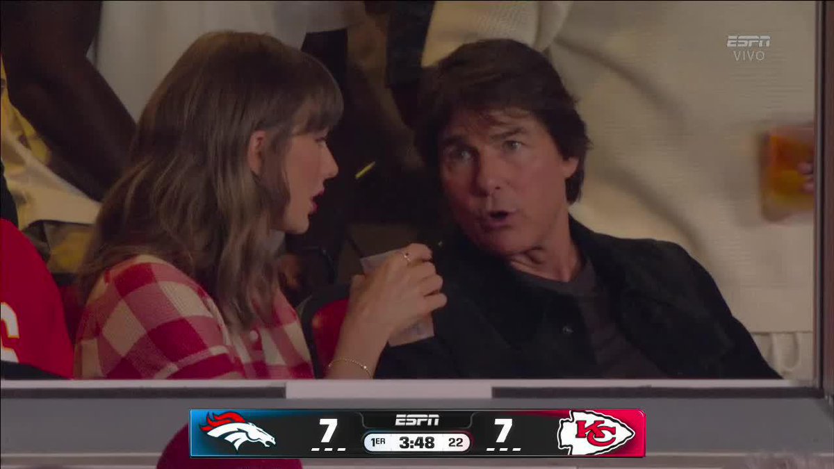 🤩 ¡EL CROOSOVER QUE NO SABÍAS QUE NECESITABAS! Taylor Swift junto a Tom Cruise viendo a los Chiefs. ¡PURA ESTRELLA! 🌟 Disfruta la #NFLxESPN y #DisneyPlus Premium. NFL México