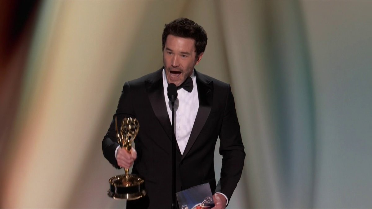 Une déclaration d'amour comme ça ou rien 🫶🥹 Le message de Tom Pelphrey à Kaley Cuoco sur la scène des #Emmys. Task, disponible sur HBO Max France avec CANAL+.