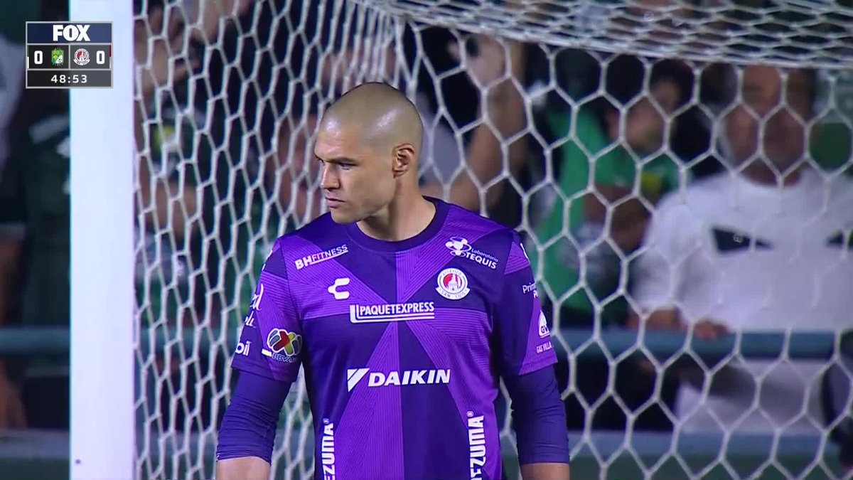 "¿GOL? ¡GOOOOOOOOL DE LA FIERAAAAAAA!" Cambindo aprovechó que el balón quedó en el área y anotó el primero. #León 1-0 #SanLuis | #LigaMX