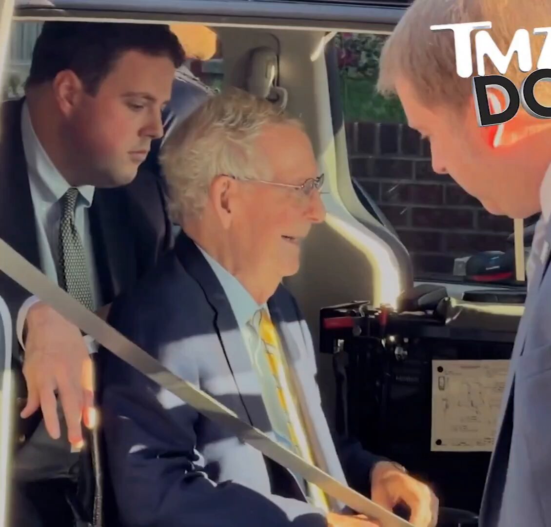 Mitch McConnell was finally allowed out in public earlier today, and he looked absolutely fantastic, nothin' but smiles! 👍