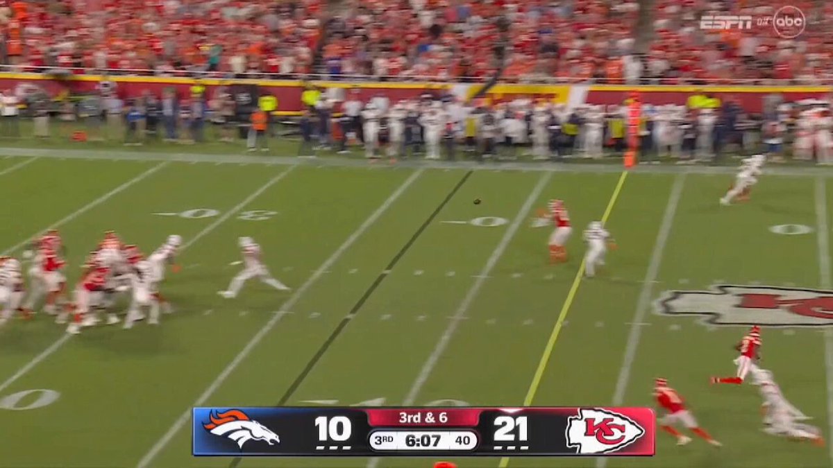 TRAVIS KELCE IS LOOSE AND TAYLOR SWIFT IS LOVING IT