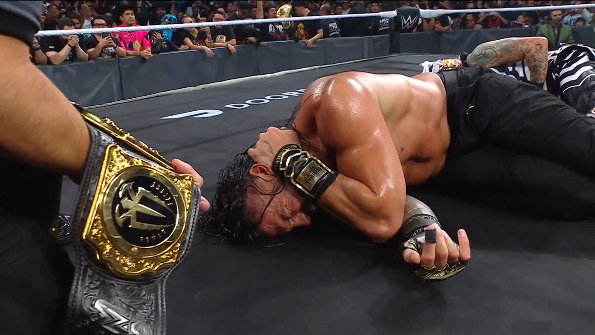 A SHOW-STOPPING MATCH!!! 🔥 Roman Reigns defeats Penta and retains the World Heavyweight Title!