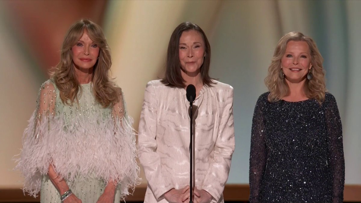 Les Charlie's Angels fêtent leur 50 ans 🎂 Le premier épisode de la série fut diffusé en 1976 aux États-Unis. #Emmys