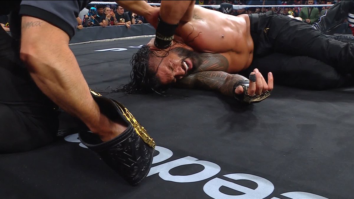 Roman Reigns vence a Penta y retiene el Campeonato Mundial Pesado ☝️😤🏅 #WWERaw