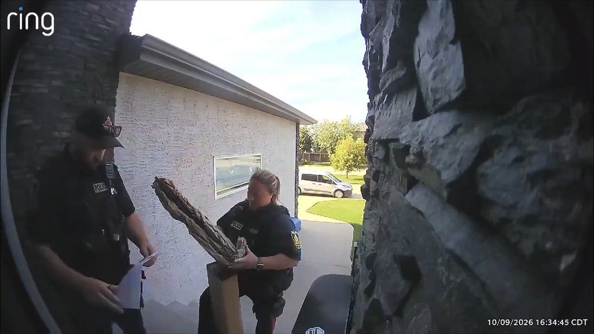Winnipeg Police: 1. Pick up a declared AR 2. Fail to ACTS and PROVE the firearm 3. Twirl it like baton. 🤨 Just wow. 🙄🤦♂️