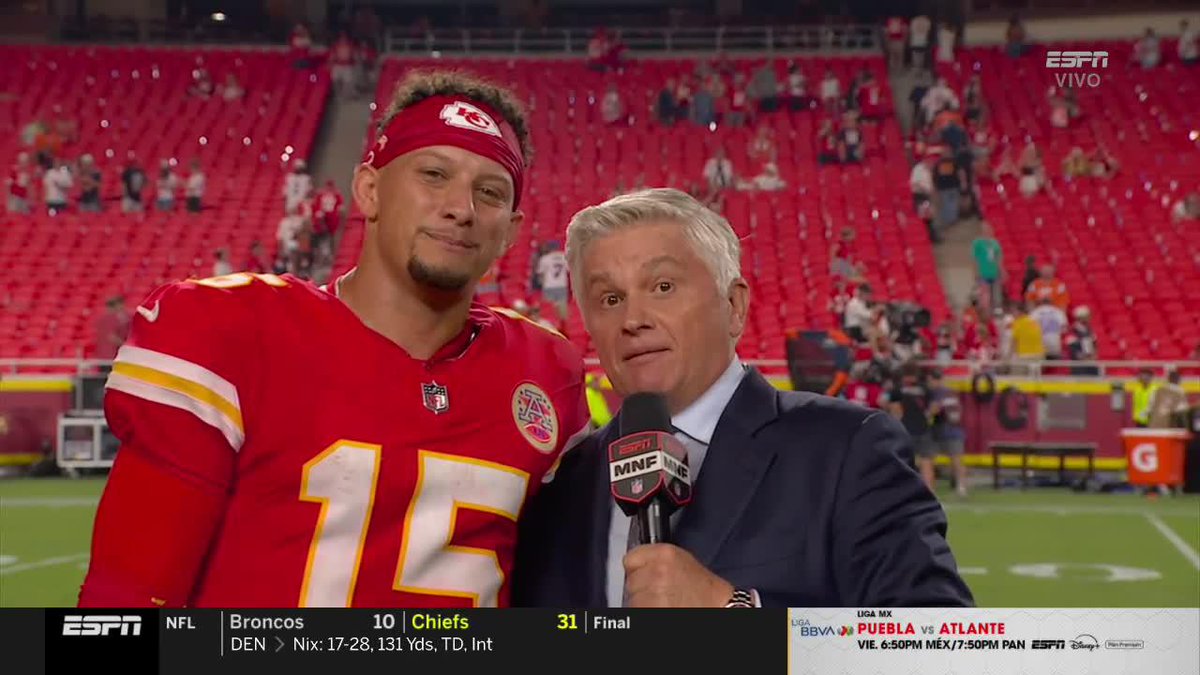 "¡VIVA MÉXICO!" 🇲🇽 ❤ Patrick Mahomes y un grito especial junto a John Sutcliffe tras la victoria.