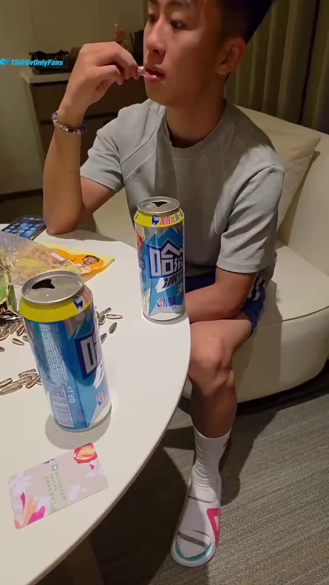 骚逼偷偷给酒里放伟哥然后下跪勾引直男体育生挨操