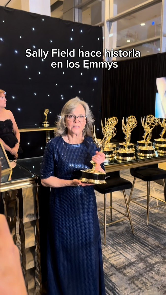 Felicidades a #SallyField, la actriz más longeva en ganar un #EmmyTNT 👏💘 Revive los #Emmys por #HBOMax.