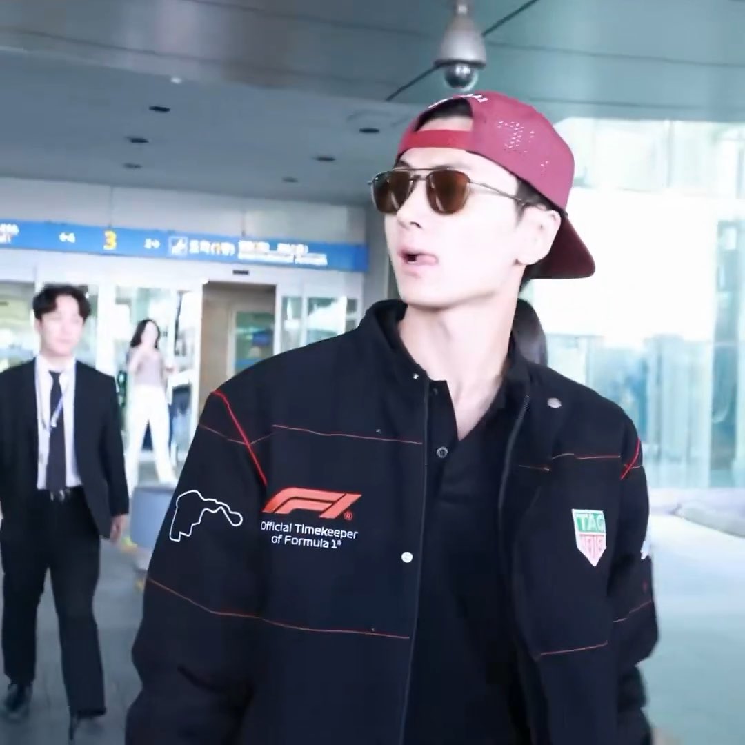 jay looks insanely handsome today oh my god 😭