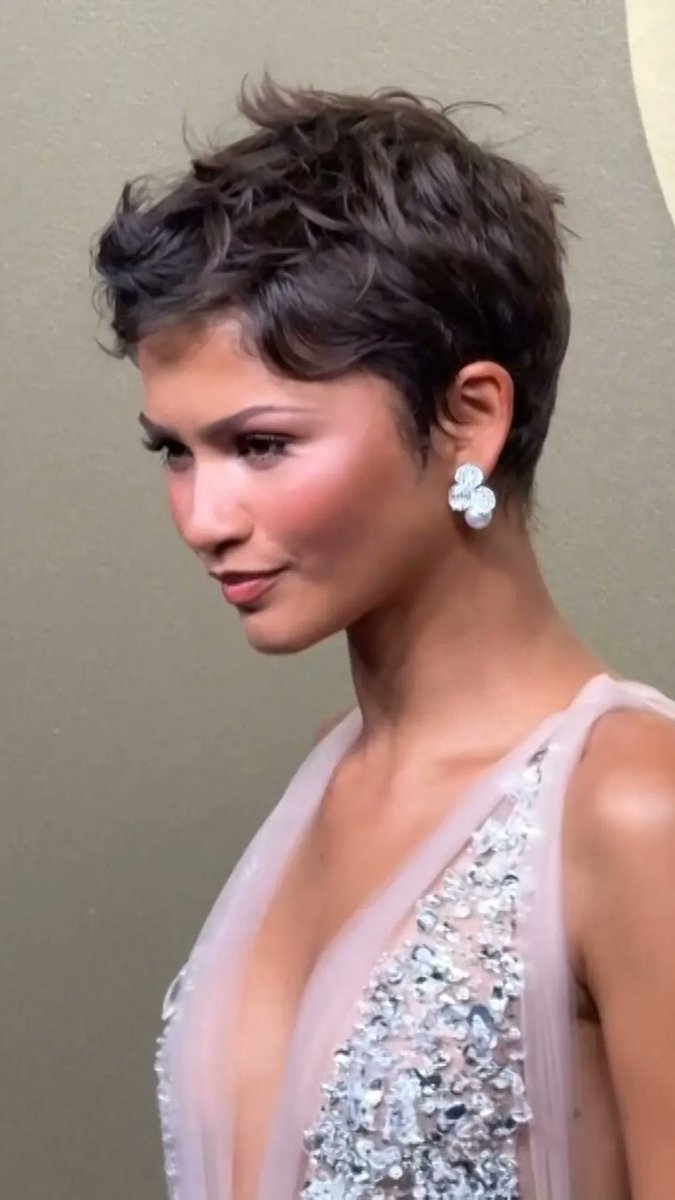 Zendaya, Noah Wyle, Selena Gomez and other stars walk blue carpet at 2026 Emmy Awards.