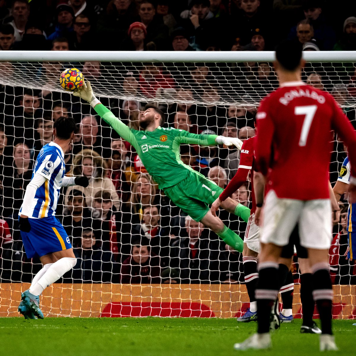 #TB to this 𝐈𝐍𝐒𝐀𝐍𝐄 David de Gea save vs Brighton 😍🧤🇪🇸