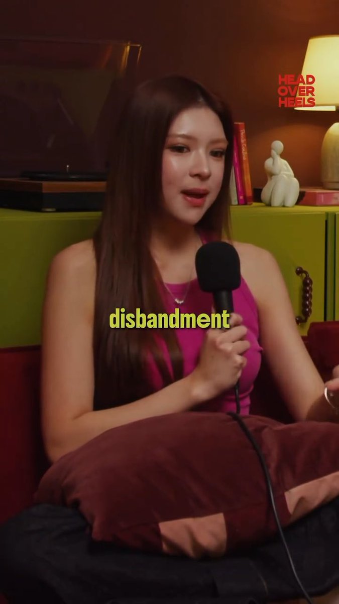 มีใครยังจำวง #Gen1es ได้มั้ย 🥺ล่าสุดน้องอีลีน 1 ในสมาชิกวงออกมาพูดถึงเรื่องการที่วงโดนยุบอะ ฟังแล้วโคตรสงสารน้องๆอะโดนเรียกตัวกลับไปที่จีน น้องนึกว่าจะได้ comeback แต่ไม่ใช่ โคตรใจร้ายเลย ต้องขนของออกจากหอที่จีน 1 เดือนที่รู้อะ โดนยึดมือถืออีกตอนประชุม ฝันร้ายเด็กสาวขายฝันมาก ค่ายเลวๆมีจริงค่ะ ชั้นด่าจนค่ายเจ๊ง แล้วไม่ใช่ขายไม่ได้นะวง ขายได้ดีเลยแหละ เสียดายอนาคต