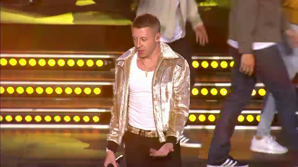 Macklemore se hizo famoso con una canción de ropa de 2ª mano, esa fama no le impidió hacer una secuela de "White Privilege", se viralizó apoyando el matrimonio igualitario y ahora a Palestina La fama no impide hablar de política, lo impide la cobardía