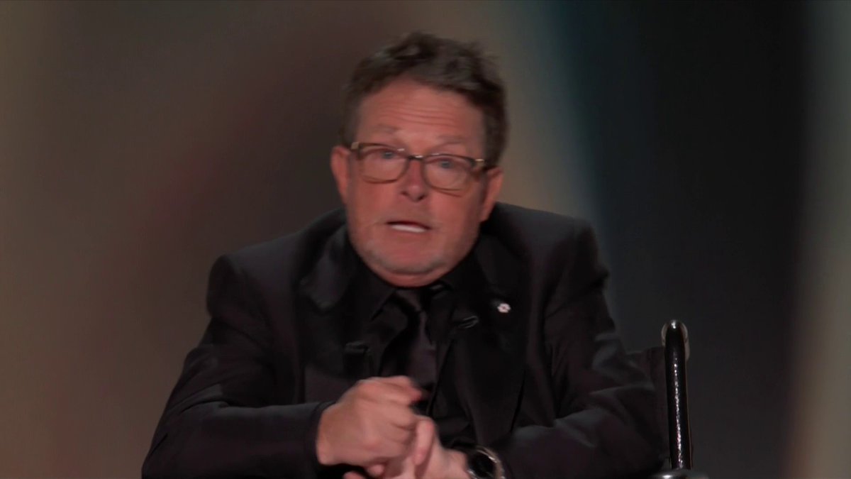 🇺🇸🥹💚 SMILE | Michael J. Fox, atteint de Parkinson, a reçu une longue ovation aux Emmy Awards. Arrivé sur scène en fauteuil roulant, l’acteur de « Retour vers le futur » a ému aux larmes plusieurs stars, dont Harrison Ford et Nicole Kidman.