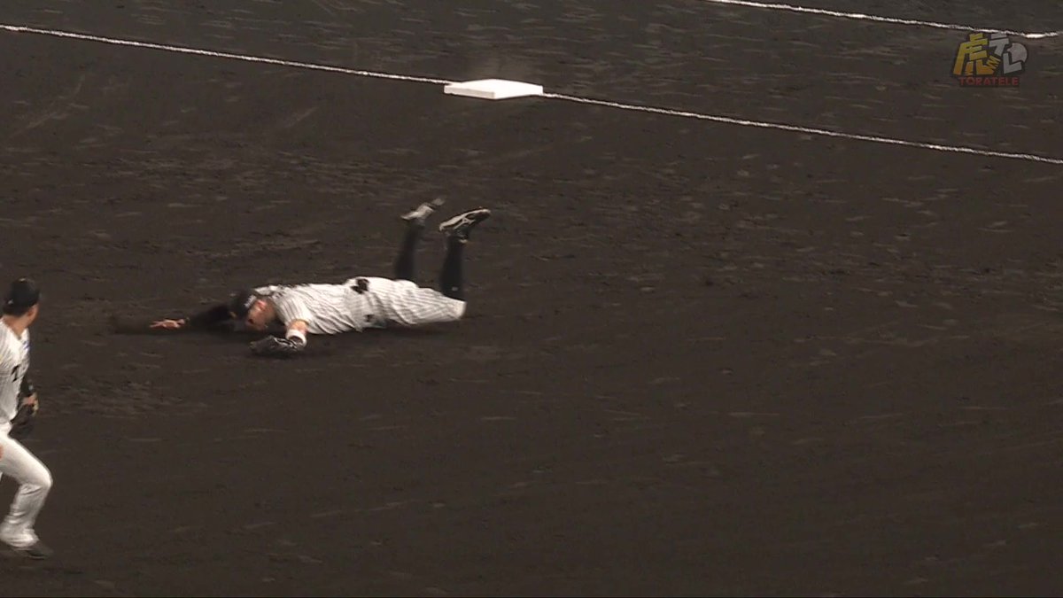 2回表、佐藤選手が三遊間へのゴロをダイビングキャッチ！ルーカス投手も拍手で称える！