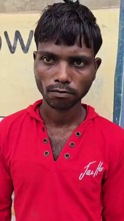 हेलो NHRC India जी- लखनऊ में EMI न भर पाने पर एक युवक को रिकवरी एजेंट द्वारा कथित तौर पर 5 दिन तक बंधक बनाकर पीटने और मजदूरी कराने के बाद ब्लड बैंक में उसका खून निकलवाने का मामला घोर मानवाधिकार उल्लंघन के श्रेणी में आता है। इस प्रकरण में सबसे ज्यादा चौंकाने वाली बात यह है कि पीड़ित जब पुलिस चौकी पहुंचा तो उसे कथित तौर पर वहां से भगा दिया गया और परिवार को भी थाने से टरका दिया गया। फिरहाल DCP साउथ के आदेश पर अपहरण समेत गंभीर धाराओं में मुकदमा दर्ज हुआ और पुलिसकर्मियों की भूमिका की जांच के आदेश दिए गए हैं। उक्त क्रम में LUCKNOW POLICE से अनुरोध है कि उपरोक्त घटना के सत्यता की जांच करके आरोप सत्य पाए जाने पर आरोपियों की तत्काल गिरफ्तारी करते हुए कराई उचित दंडात्मक कार्यवाही की जाए। किसी भी बैंक या रिकवरी एजेंट को गरीबी में EMI न चुका पाने के कारण किसी भी व्यक्ति को बंधक बनाकर पीटने और उसकी जान से खिलवाड़ करने का अधिकार नहीं देता। UP POLICE