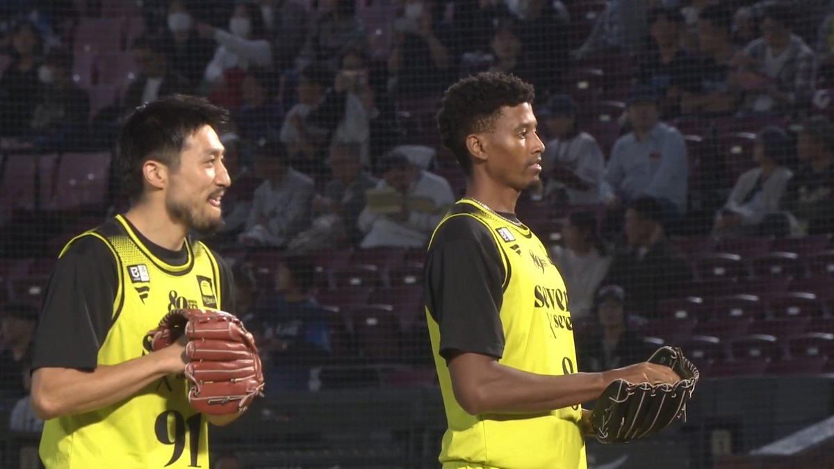 ＼Bプレミア開幕目前！／ 9/26(土)に開幕戦を迎える #仙台89ERS の壮行式が行われ、#ジャレット・カルバー 選手と、仙台市出身の #片岡大晴 選手がセレモニアルピッチに登場🏀✨ ノーバウンド投球に二人でハイタッチ👋✨ ナイスピッチングでした👏 #89ERS #RakutenEagles #強鷲革新