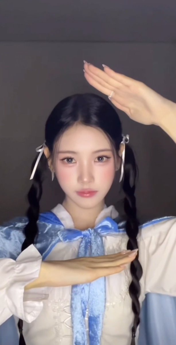 Baby DONT Cry (BDC) member Yihyun did JISOO's CLICK challenge.