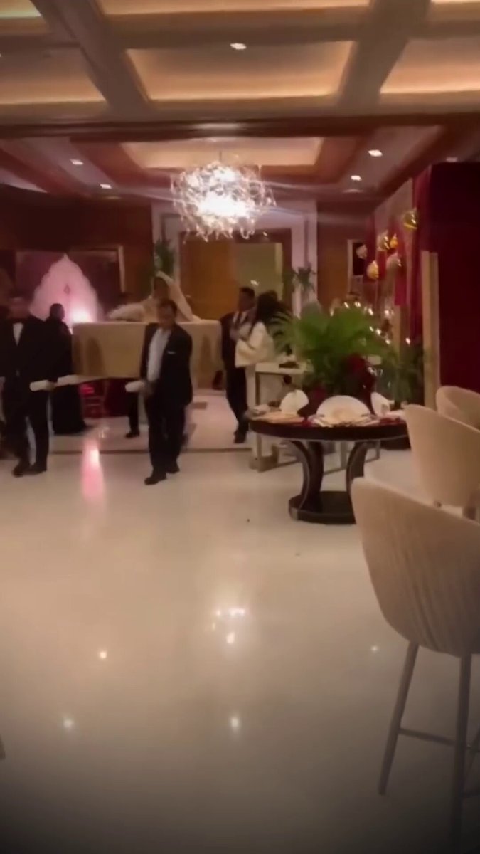 القاهرة.. حفل زفاف باذخ بأموال الليبيين، لابنة رئيس ديوان مجلس النواب "عبدالله المصري". علماً بأن والدها قد قام بسرقة 721 مليون دولار من برلمان طبرق. #ليبيا