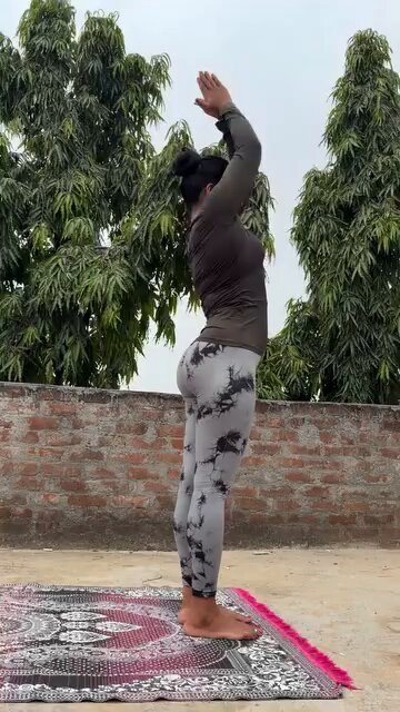 इस बेहूदे वीडियो को देखने के बाद शायद ही कोई योगा करेगा या कुछ और भगवान ही जाने 😃😃😃