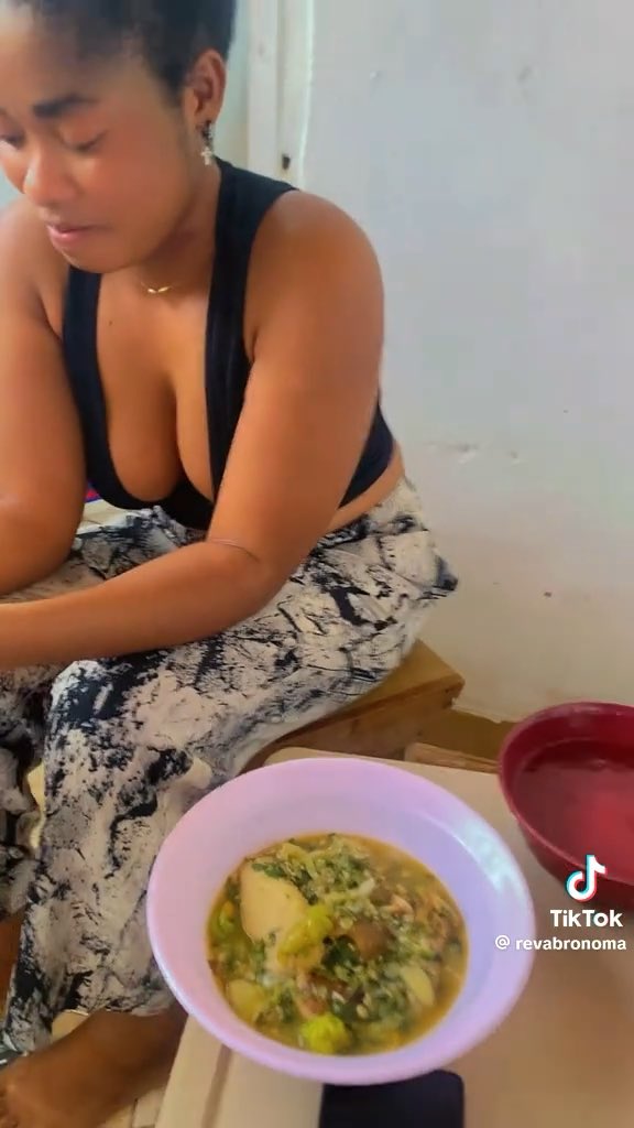 If you visit someone and they prepare you food, you call them to join you eat and they refuse, WILL YOU STILL EAT THE FOOD? The situation of this guy👇